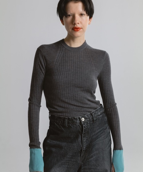 CINOH(チノ)の「CREW NECK TIGHT KNIT(ニット/セーター・レディース・チャコールグレー/ターコイズブルー/ブラウン・38)」の1枚目の写真