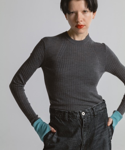 CINOH(チノ)の「CREW NECK TIGHT KNIT(ニット/セーター・レディース・チャコールグレー/ターコイズブルー/ブラウン・38)」の8枚目の写真