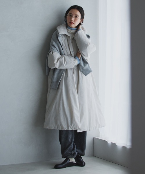 BAYFLOW（ベイフロー）の「[撥水加工付き!!軽量]ロングダウンコート（ダウンジャケット/コート・レディース・ブラック/グレイッシュベージュ・FREE）」の2枚目の写真