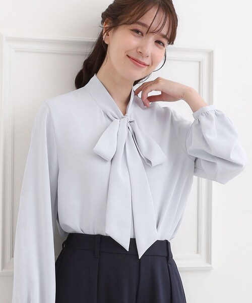 SHOO・LA・RUE（シューラルー）の「【洗濯機可/S-3L】やわらかなリボンボウタイが魅力　大人の華やかブラウス（シャツ/ブラウス・レディース・オフホワイト/ライトベージュ/サックスブルー・01/02/03/04/05）」の3枚目の写真