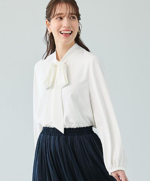 SHOO・LA・RUE（シューラルー）の「【洗濯機可/S-3L】やわらかなリボンボウタイが魅力　大人の華やかブラウス（シャツ/ブラウス・レディース・オフホワイト/ライトベージュ/サックスブルー・01/02/03/04/05）」の4枚目の写真