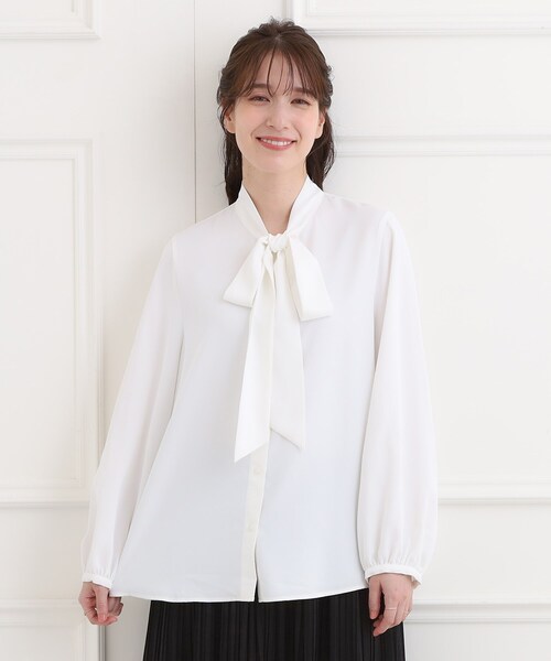SHOO・LA・RUE（シューラルー）の「【洗濯機可/S-3L】やわらかなリボンボウタイが魅力　大人の華やかブラウス（シャツ/ブラウス・レディース・オフホワイト/ライトベージュ/サックスブルー・01/02/03/04/05）」の5枚目の写真