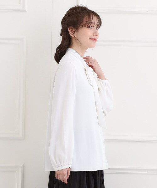 SHOO・LA・RUE（シューラルー）の「【洗濯機可/S-3L】やわらかなリボンボウタイが魅力　大人の華やかブラウス（シャツ/ブラウス・レディース・オフホワイト/ライトベージュ/サックスブルー・01/02/03/04/05）」の6枚目の写真