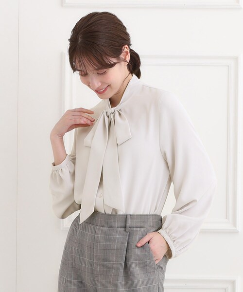 SHOO・LA・RUE（シューラルー）の「【洗濯機可/S-3L】やわらかなリボンボウタイが魅力　大人の華やかブラウス（シャツ/ブラウス・レディース・オフホワイト/ライトベージュ/サックスブルー・01/02/03/04/05）」の9枚目の写真