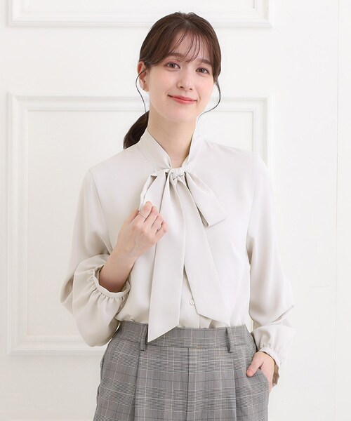 SHOO・LA・RUE（シューラルー）の「【洗濯機可/S-3L】やわらかなリボンボウタイが魅力　大人の華やかブラウス（シャツ/ブラウス・レディース・オフホワイト/ライトベージュ/サックスブルー・01/02/03/04/05）」の10枚目の写真