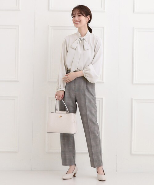 SHOO・LA・RUE（シューラルー）の「【洗濯機可/S-3L】やわらかなリボンボウタイが魅力　大人の華やかブラウス（シャツ/ブラウス・レディース・オフホワイト/ライトベージュ/サックスブルー・01/02/03/04/05）」の11枚目の写真