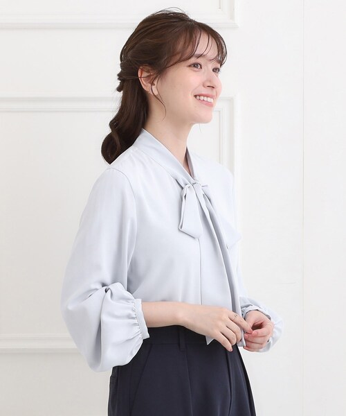SHOO・LA・RUE（シューラルー）の「【洗濯機可/S-3L】やわらかなリボンボウタイが魅力　大人の華やかブラウス（シャツ/ブラウス・レディース・オフホワイト/ライトベージュ/サックスブルー・01/02/03/04/05）」の13枚目の写真