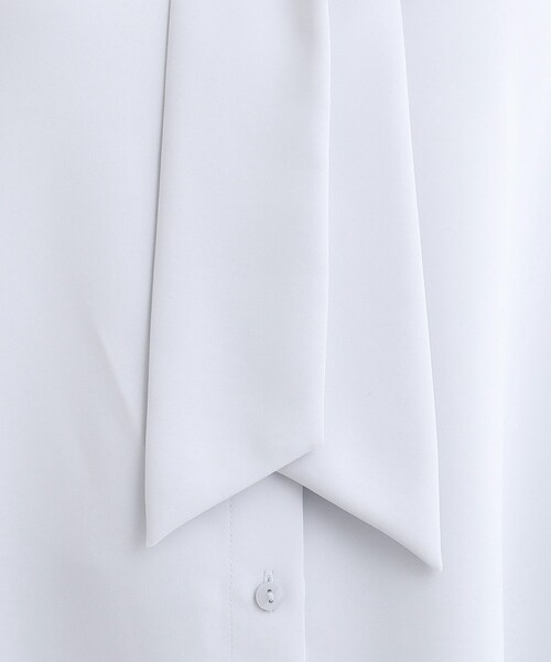 SHOO・LA・RUE（シューラルー）の「【洗濯機可/S-3L】やわらかなリボンボウタイが魅力　大人の華やかブラウス（シャツ/ブラウス・レディース・オフホワイト/ライトベージュ/サックスブルー・01/02/03/04/05）」の16枚目の写真