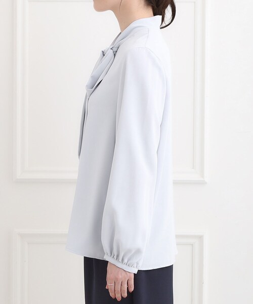 SHOO・LA・RUE（シューラルー）の「【洗濯機可/S-3L】やわらかなリボンボウタイが魅力　大人の華やかブラウス（シャツ/ブラウス・レディース・オフホワイト/ライトベージュ/サックスブルー・01/02/03/04/05）」の18枚目の写真