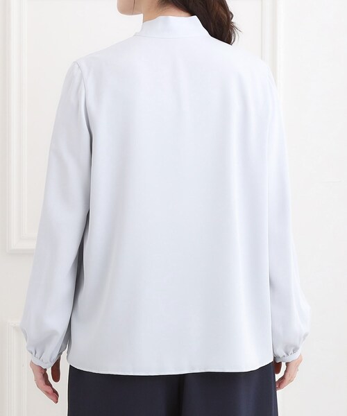 SHOO・LA・RUE（シューラルー）の「【洗濯機可/S-3L】やわらかなリボンボウタイが魅力　大人の華やかブラウス（シャツ/ブラウス・レディース・オフホワイト/ライトベージュ/サックスブルー・01/02/03/04/05）」の19枚目の写真