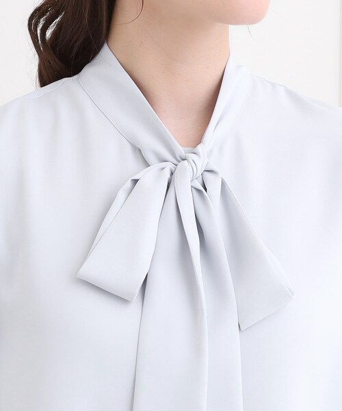 SHOO・LA・RUE（シューラルー）の「【洗濯機可/S-3L】やわらかなリボンボウタイが魅力　大人の華やかブラウス（シャツ/ブラウス・レディース・オフホワイト/ライトベージュ/サックスブルー・01/02/03/04/05）」の20枚目の写真
