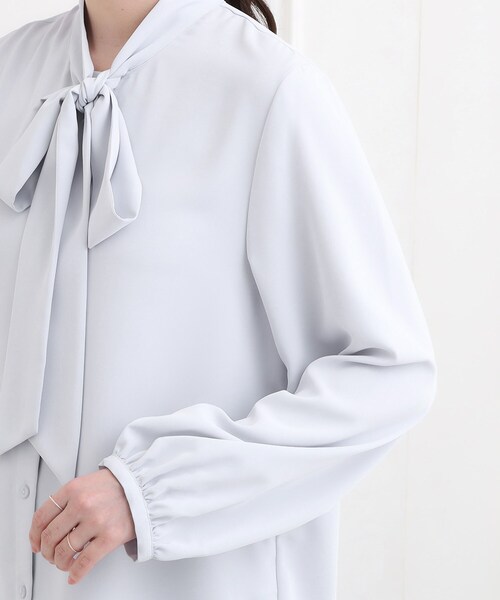 SHOO・LA・RUE（シューラルー）の「【洗濯機可/S-3L】やわらかなリボンボウタイが魅力　大人の華やかブラウス（シャツ/ブラウス・レディース・オフホワイト/ライトベージュ/サックスブルー・01/02/03/04/05）」の21枚目の写真