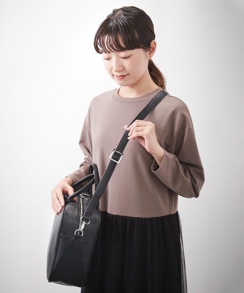 IEDIT(イディット)の「IEDIT 神山まりあさんとコラボ A4サイズが入ってコーデがランクアップする 大人ボストンバッグ〈ブラック〉(ボストンバッグ・レディース・ブラック・ONE SIZE)」の2枚目の写真