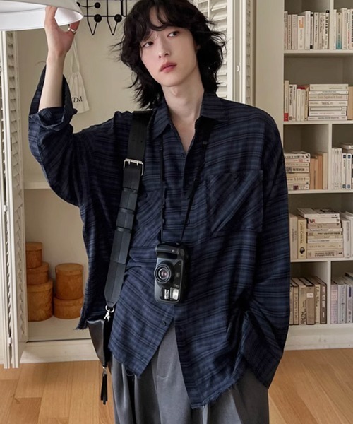 NOWLE（ノウル）の「【NOWLE】カットオフ ワッシャー ドレープ ダークチェックシャツ（シャツ/ブラウス・メンズ・ネイビー・MEDIUM/LARGE/X-LARGE）」の3枚目の写真