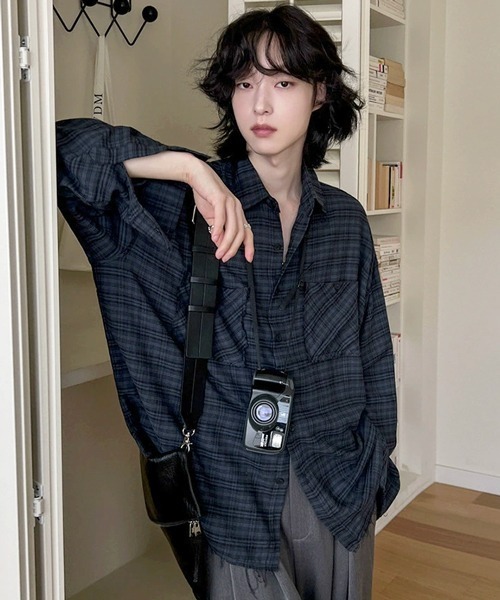 NOWLE（ノウル）の「【NOWLE】カットオフ ワッシャー ドレープ ダークチェックシャツ（シャツ/ブラウス・メンズ・ネイビー・MEDIUM/LARGE/X-LARGE）」の4枚目の写真