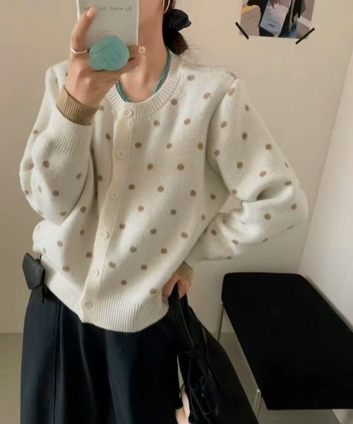 gossip!ロサンゼルス(ゴシップロサンゼルス)の「【Y2Kガーリー】レトロ配色ドット柄レイヤード風クルーネックニットカーディガン(ニット/セーター・レディース・グレー/オフホワイト/ブラウン・FREE)」の2枚目の写真