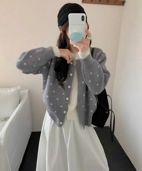gossip!ロサンゼルス(ゴシップロサンゼルス)の「【Y2Kガーリー】レトロ配色ドット柄レイヤード風クルーネックニットカーディガン(ニット/セーター・レディース・グレー/オフホワイト/ブラウン・FREE)」の4枚目の写真