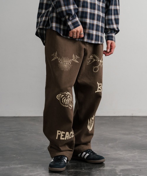 KRIFF MAYER（クリフメイヤー）の「KRIFF MAYER クリフメイヤー メモリアルグラフィックプリントレタリング2タックワークパンツ 2515112（その他パンツ・メンズ・アイボリー/カーキ/チャコール/ダークブラウン・XL/M/L）」の2枚目の写真