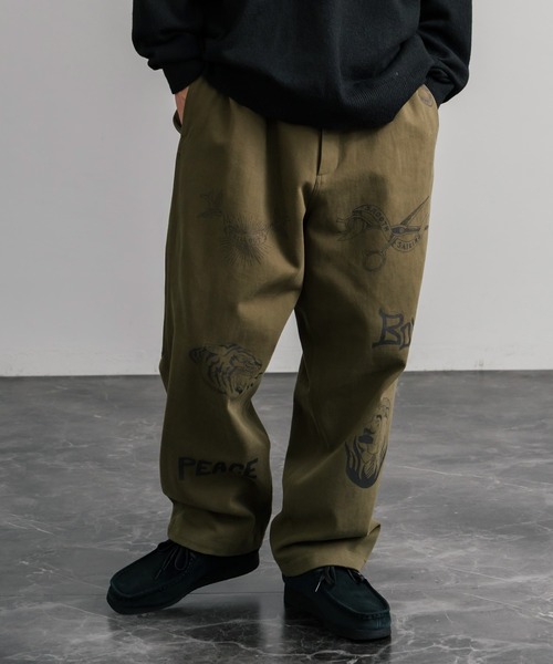 KRIFF MAYER（クリフメイヤー）の「KRIFF MAYER クリフメイヤー メモリアルグラフィックプリントレタリング2タックワークパンツ 2515112（その他パンツ・メンズ・アイボリー/カーキ/チャコール/ダークブラウン・XL/M/L）」の4枚目の写真