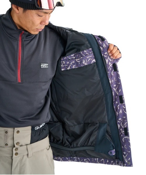 Quiksilver(クイックシルバー)の「MISSION PRINTED BLOC/クイックシルバースキースノーボードウェア(ジャケット)(マウンテンパーカー・メンズ・ブラック/パープル・SMALL/MEDIUM/LARGE)」の19枚目の写真