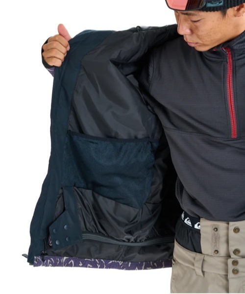 Quiksilver(クイックシルバー)の「MISSION PRINTED BLOC/クイックシルバースキースノーボードウェア(ジャケット)(マウンテンパーカー・メンズ・ブラック/パープル・SMALL/MEDIUM/LARGE)」の20枚目の写真