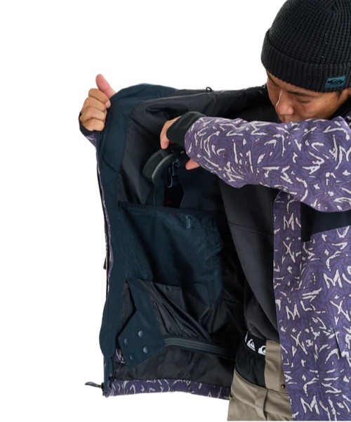 Quiksilver(クイックシルバー)の「MISSION PRINTED BLOC/クイックシルバースキースノーボードウェア(ジャケット)(マウンテンパーカー・メンズ・ブラック/パープル・SMALL/MEDIUM/LARGE)」の21枚目の写真