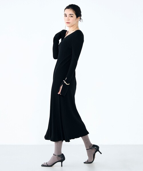 NOLLEY’S（ノーリーズ）の「《手洗い可能》フイット＆フレアーVネックワンピース（ワンピース・レディース・ブラック/チャコールグレー・36/38）」の2枚目の写真