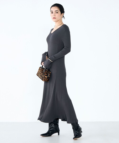 NOLLEY’S（ノーリーズ）の「《手洗い可能》フイット＆フレアーVネックワンピース（ワンピース・レディース・ブラック/チャコールグレー・36/38）」の10枚目の写真