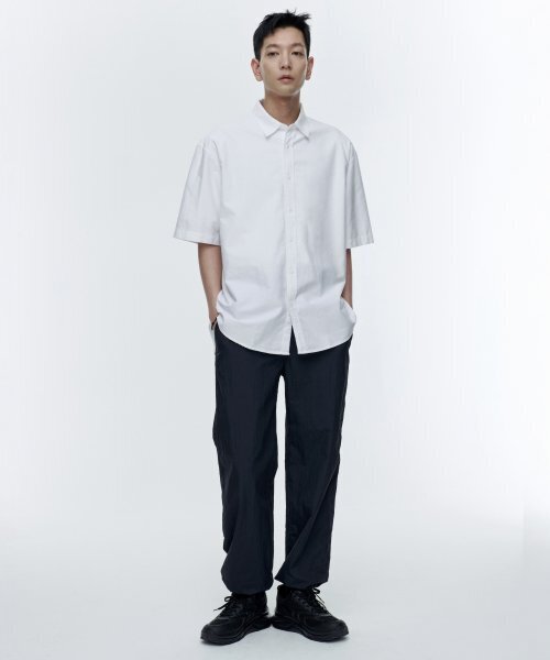 MUSINSA STANDARD（ムシンサスタンダード）の「ナイロンワイドストリングパンツ[ダークグレー]（スウェットパンツ・メンズ・その他・26/28/30/32/34/36/38/40/42）」の2枚目の写真