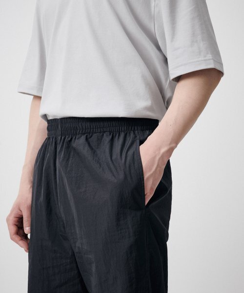 MUSINSA STANDARD（ムシンサスタンダード）の「ナイロンワイドストリングパンツ[ダークグレー]（スウェットパンツ・メンズ・その他・26/28/30/32/34/36/38/40/42）」の11枚目の写真