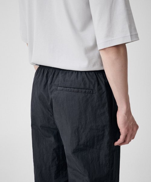 MUSINSA STANDARD（ムシンサスタンダード）の「ナイロンワイドストリングパンツ[ダークグレー]（スウェットパンツ・メンズ・その他・26/28/30/32/34/36/38/40/42）」の12枚目の写真
