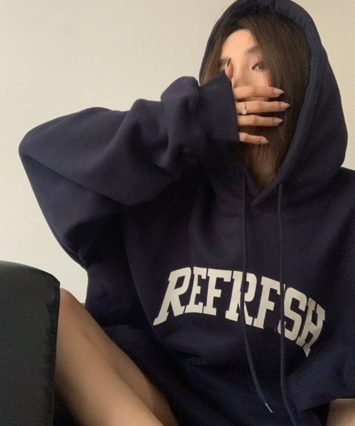 SHEPP(シープ)の「裏起毛オーバーサイズカレッジロゴパーカー(パーカー・レディース・アイボリー/ネイビー/レッド・F)」の1枚目の写真