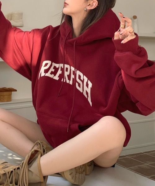 SHEPP(シープ)の「裏起毛オーバーサイズカレッジロゴパーカー(パーカー・レディース・アイボリー/ネイビー/レッド・F)」の3枚目の写真