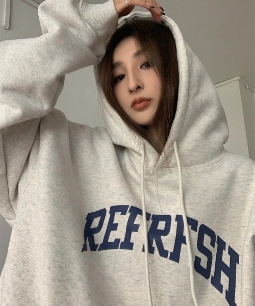 SHEPP(シープ)の「裏起毛オーバーサイズカレッジロゴパーカー(パーカー・レディース・アイボリー/ネイビー/レッド・F)」の16枚目の写真
