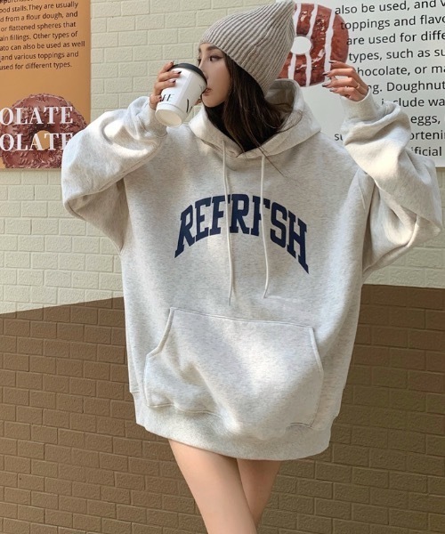 SHEPP(シープ)の「裏起毛オーバーサイズカレッジロゴパーカー(パーカー・レディース・アイボリー/ネイビー/レッド・F)」の17枚目の写真