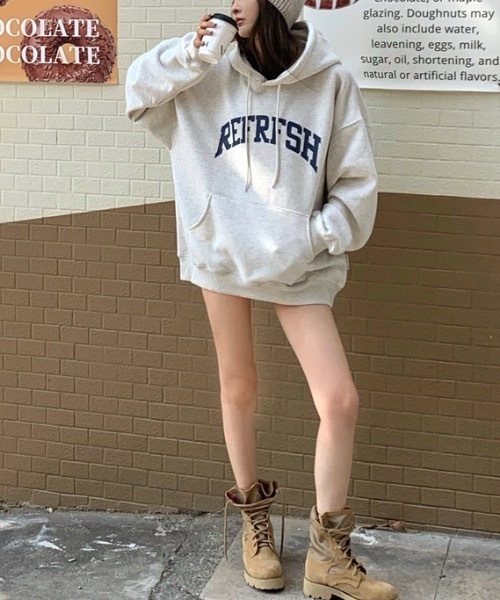 SHEPP(シープ)の「裏起毛オーバーサイズカレッジロゴパーカー(パーカー・レディース・アイボリー/ネイビー/レッド・F)」の19枚目の写真