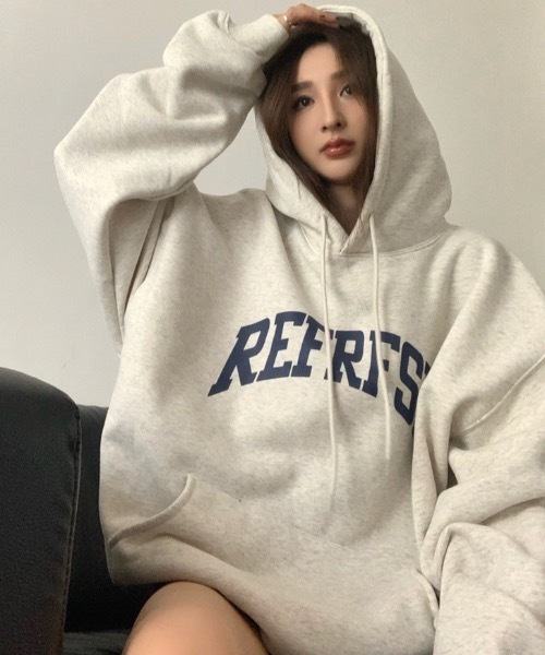 SHEPP(シープ)の「裏起毛オーバーサイズカレッジロゴパーカー(パーカー・レディース・アイボリー/ネイビー/レッド・F)」の22枚目の写真