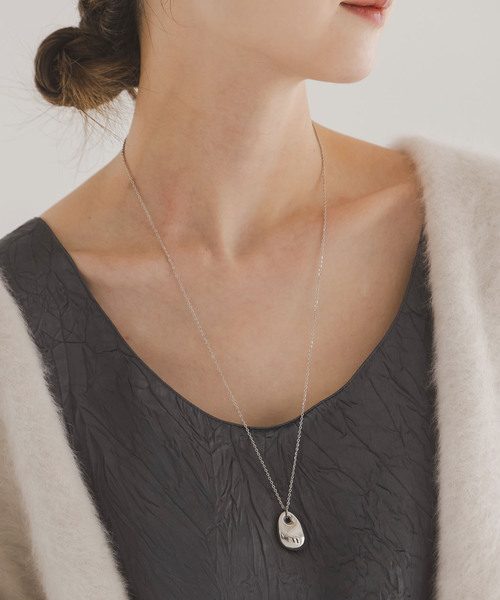 Noble(ノーブル)の「PETIT MOMENTS/プティモーメント Oval Charm Necklace(ネックレス・レディース・シルバー/ゴールド・FREE)」の4枚目の写真