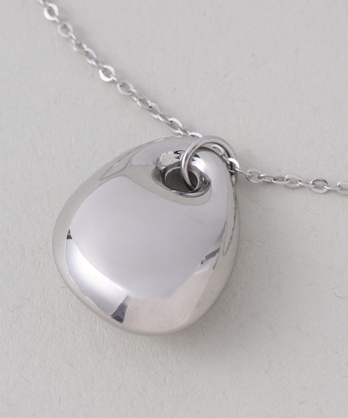 Noble(ノーブル)の「PETIT MOMENTS/プティモーメント Oval Charm Necklace(ネックレス・レディース・シルバー/ゴールド・FREE)」の14枚目の写真