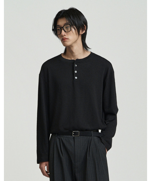 WORK ON BODY OFF（ワークオンボディオフ）の「スリーボタンセミオーバーフィットヘンリーネックロングスリーブ[ブラック]（Tシャツ/カットソー・メンズ・ブラック・MEDIUM/LARGE/X-LARGE）」の4枚目の写真