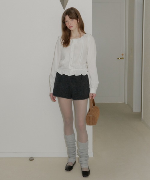 GIUNON（ジウノン）の「pintuck frill collar blouse  / ピンタックフリルカラーブラウス（シャツ/ブラウス・レディース・ブラック/ホワイト・FREE）」の4枚目の写真