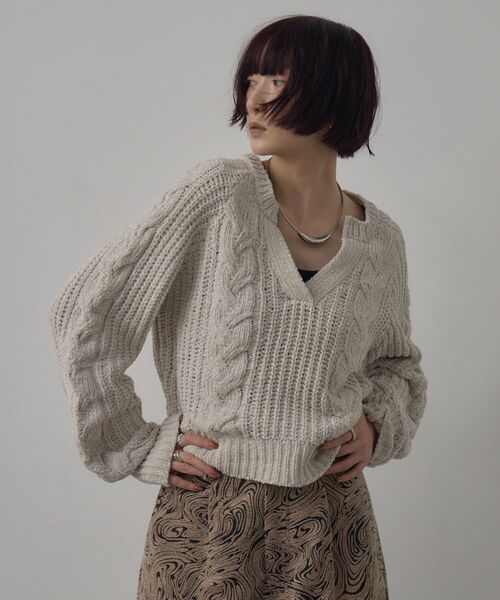 kivi(キヴィ)の「キーネックケーブルNT(ニット/セーター・レディース・ナチュラル/チャコールグレー/レッド・FREE)」の1枚目の写真