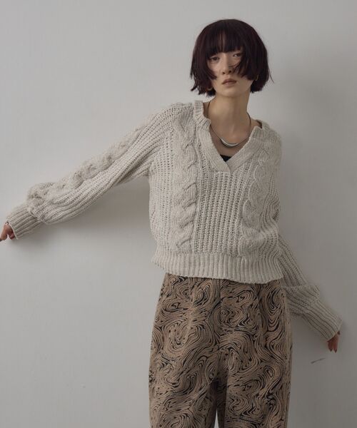 kivi(キヴィ)の「キーネックケーブルNT(ニット/セーター・レディース・ナチュラル/チャコールグレー/レッド・FREE)」の4枚目の写真