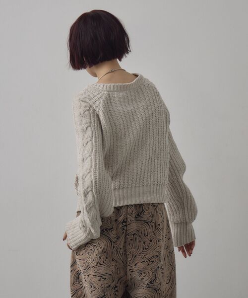 kivi(キヴィ)の「キーネックケーブルNT(ニット/セーター・レディース・ナチュラル/チャコールグレー/レッド・FREE)」の6枚目の写真