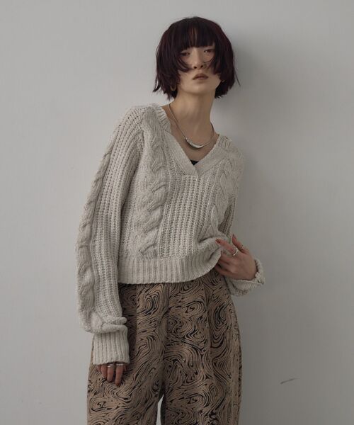 kivi(キヴィ)の「キーネックケーブルNT(ニット/セーター・レディース・ナチュラル/チャコールグレー/レッド・FREE)」の7枚目の写真