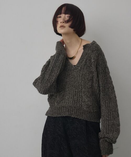 kivi(キヴィ)の「キーネックケーブルNT(ニット/セーター・レディース・ナチュラル/チャコールグレー/レッド・FREE)」の8枚目の写真