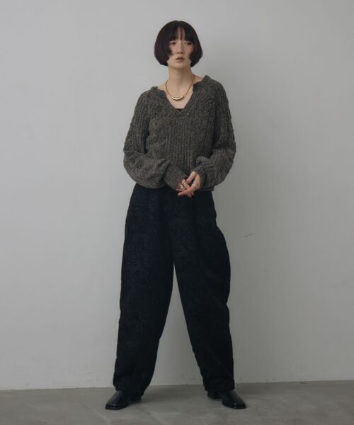 kivi(キヴィ)の「キーネックケーブルNT(ニット/セーター・レディース・ナチュラル/チャコールグレー/レッド・FREE)」の18枚目の写真