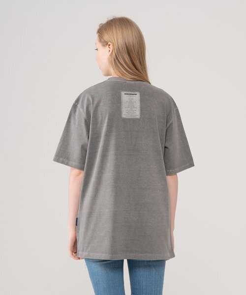 ICONOGRAPHY（アイコノグラフィー）の「PIGMENT LABEL TAGLINE DGR（Tシャツ/カットソー・レディース・グレー・MEDIUM/LARGE）」の5枚目の写真