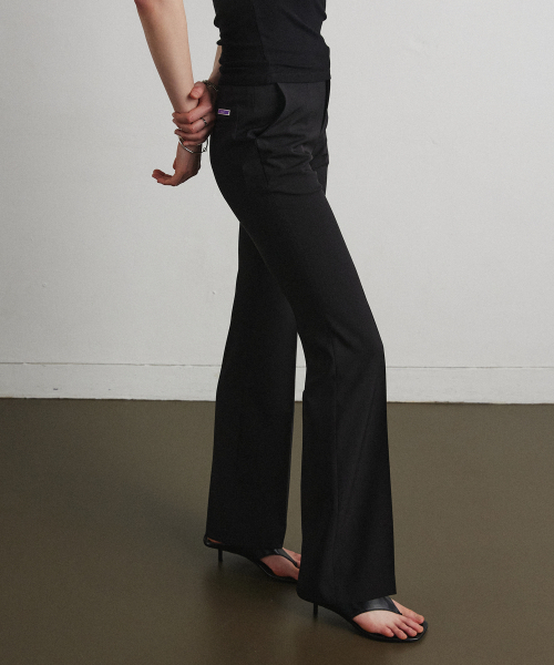 AHRE(アフレ)の「ESSENTIAL BOOTCUT SLACKS_BLACK(スラックス・レディース・その他・MEDIUM/LARGE/SMALL)」の2枚目の写真