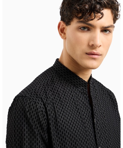 EMPORIO ARMANI(エンポリオアルマーニ)の「【エンポリオ アルマーニ】グルカラーシャツ オールオーバー フロックプリント(シャツ/ブラウス・メンズ・ブラック・40)」の2枚目の写真
